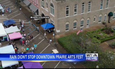 Rain didn't deter art admirers from attending downtown Prairie Arts Festival