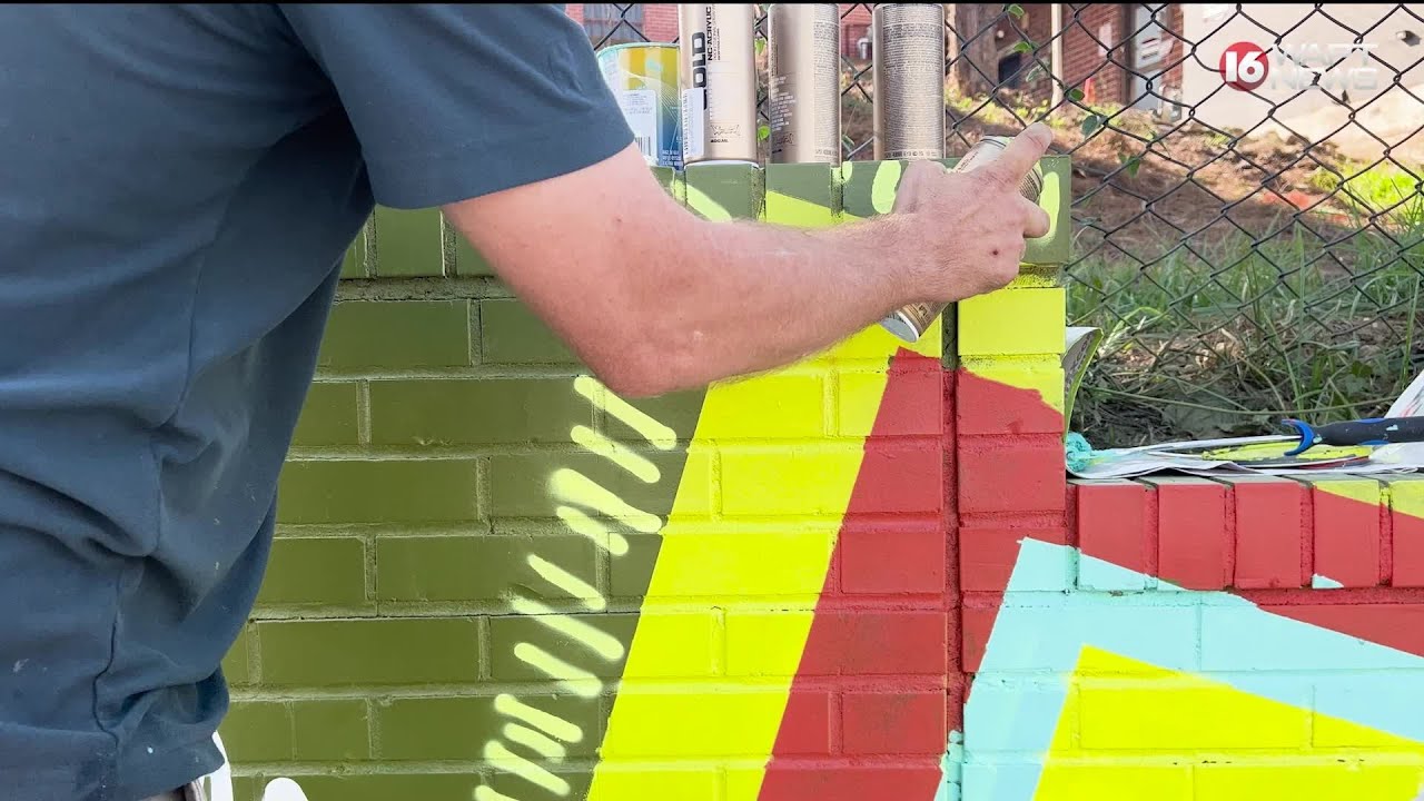 Artist paints mural in Fondren