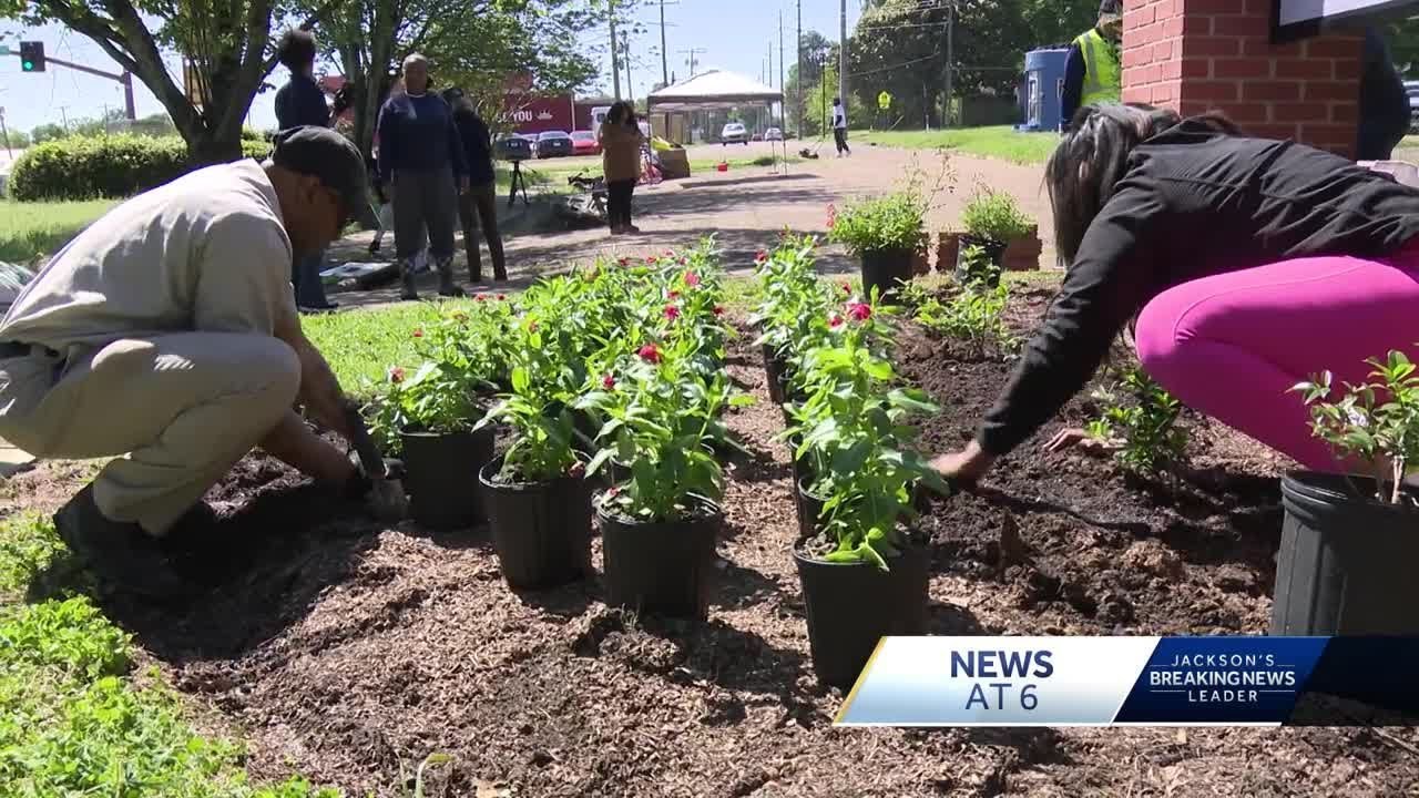 Keep Jackson Beautiful gets to work on Earth Day