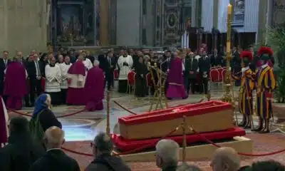 Crowds Gather In Rome To Pay Respects To Pope Francis