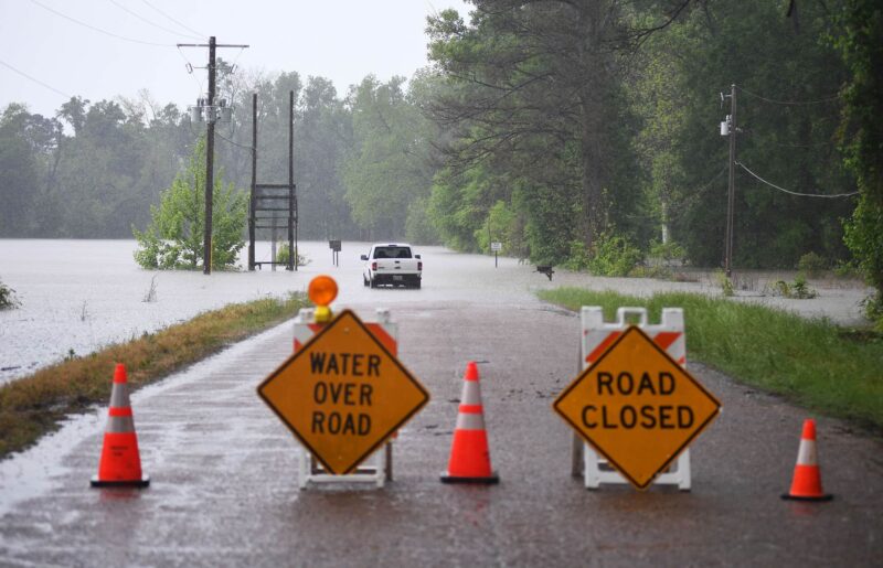 Mississippi River flooding Vicksburg, expected to crest on Monday
