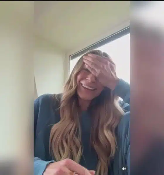 Country singer's teeth fall out on stage