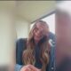 Country singer's teeth fall out on stage